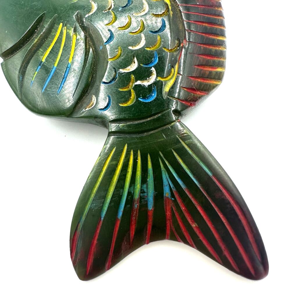 Antique vintage 1930s 1940s carved hand painted green Bakelite fish brooch - Picture 3 of 8